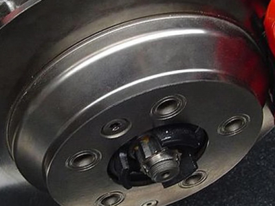 Když Brzdy Řeknou Dost: Výměna Destiček s Humorem